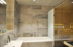 Kúpeľňa v ubytovaní SEE 31, Ferienlofts am Traunsee + 34 fotografií