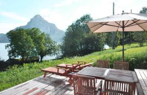 Ein Restaurant oder anderes Speiselokal in der Unterkunft SEE 31, Ferienlofts am Traunsee 