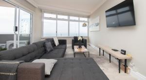 Μια τηλεόραση ή/και κέντρο ψυχαγωγίας στο 64 Sea Lodge Umhlanga Rocks