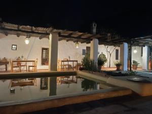 Bazén v ubytování Cortijo rural la alberca nebo v jeho okolí