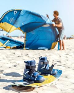ein Paar Schuhe auf einem Surfbrett am Strand in der Unterkunft Casa Maré Beach em Caetanos Ceará in Amontada