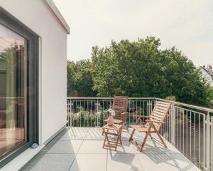 a pair of chairs sitting on a balcony at Flying Spaces am Hechtweiherpark in Günzburg