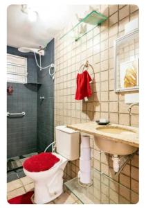 Et badeværelse på Espaço individual com sofá-cama rede mesa de jantar poltronas Ar Banheiro compartilhado