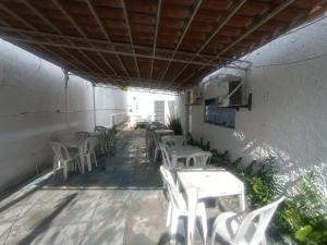 Et tv og/eller underholdning på Espaço individual com sofá-cama rede mesa de jantar poltronas Ar Banheiro compartilhado