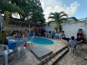 Billede fra billedgalleriet på Espaço individual com sofá-cama rede mesa de jantar poltronas Ar Banheiro compartilhado i Recife