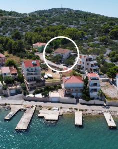 una vista aérea de una casa al lado del agua en Apartmani Sladić, en Betina