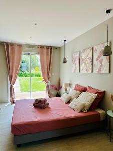 Кровать или кровати в номере Villa Terracotta - Piscine & Climatisation +31 фотография