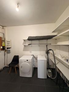 a hospital room with a bed and a washing machine at Maison spacieuse - Jacuzzi - Proche cœur historique in Sarlat-la-Canéda