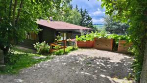 a house with a garden in front of it at Wochenend Ferienhaus mit tollen Ausblick in die Bucklige Welt in Kühbach