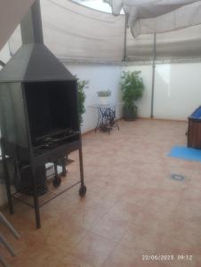 Una sala de estar con chimenea y un televisor de pantalla plana. en Villa Montoro, en Purchil