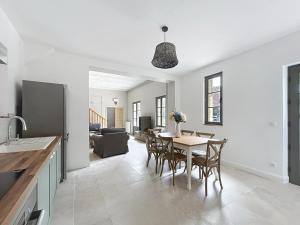 a kitchen and dining room with a table and chairs at Le Cosacien in Choisy-au-Bac