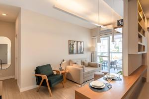 a living room with a couch and a table at Moderno Apartamento no Cambuí in Campinas