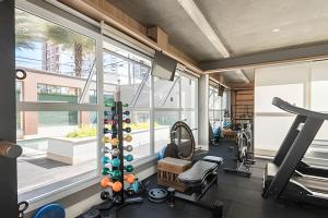 a gym with treadmills and elliptical machines at Moderno Apartamento no Cambuí in Campinas