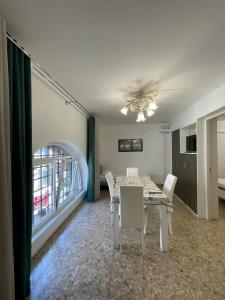 una sala da pranzo con tavolo, sedie e una finestra di Verona e Dintorni - Bil a Verona