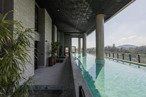 un edificio con piscina con vistas en Sky Design Alphaville Housi by Anora Spaces, en Barueri