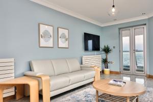 un salon avec un canapé et une table dans l'établissement Harbour Heights - Escape Ordinary, à Portstewart