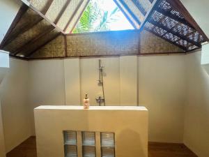 baño con lavabo y tragaluz en Sunny Rose Paradise Gili Air - Adults Only, en Gili Air 67 fotos más