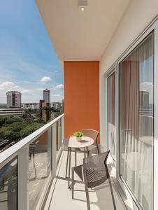 a balcony with a table and chairs on it at Aconchegante Studio no Cambuí in Campinas