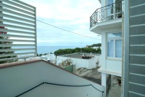 - une vue depuis le balcon d'un bâtiment dans l'établissement Astrolabon, à Santa Maria al Bagno