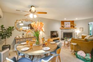 RathdrumにあるTwin Lakes Retreat Lake and Golf Access!のテーブルとソファのあるリビングルーム