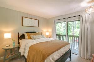 RathdrumにあるTwin Lakes Retreat Lake and Golf Access!のベッドと大きな窓のある寝室 +20枚の写真