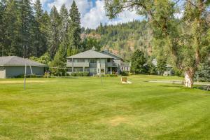 RathdrumにあるTwin Lakes Retreat Lake and Golf Access!の大家前の大庭