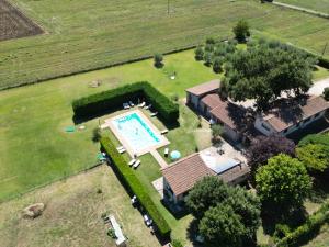 an aerial view of a house with a swimming pool at Affittacamere LA TENUTA in Spello