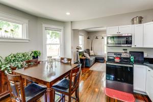Η κουζίνα ή μικρή κουζίνα στο 4 Mi to Dtwn Omaha Spacious Home with Fenced Yard!