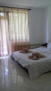 A bed or beds in a room at Apartment's Pita & Mare