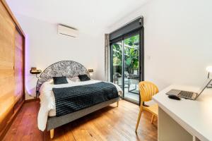 Кровать или кровати в номере Kaz Evilou, au coeur d'un village créole +30 фотографий