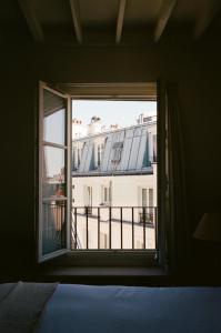 パリにあるHôtel Masséのベッドルームの窓 +59枚の写真