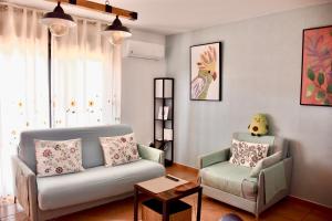 a living room with a couch and a chair at Villa Zen in Majanicho