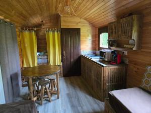a small kitchen with a table in a cabin at B&B Le Danica in Dordives