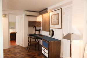 Camera con scrivania e tavolo con sedia di Geoffrey Bawa's Home Number 11 a Colombo