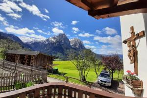 widok z balkonu domu z samochodem w obiekcie Gschtraffhof w mieście Kastelruth +44 zdjęcia