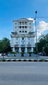 ein großes weißes Gebäude auf der Straßenseite in der Unterkunft Woodlands Apartment 501 - Fully Furnished Luxury Apartment in Jodhpur