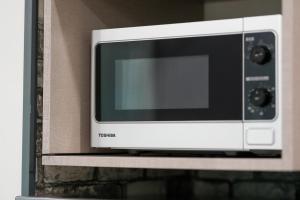 eine Mikrowelle auf einer Theke in der Unterkunft Khaz Cottage Dilijan in Dilidschan