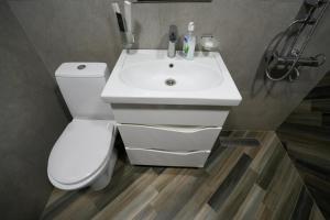 ein Badezimmer mit einem weißen Waschbecken und einer Toilette in der Unterkunft Khaz Cottage Dilijan in Dilidschan + 12 Fotos