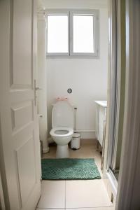 bagno bianco con servizi igienici e finestra di Paris Tour Eiffel a Parigi