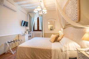 a bedroom with a large bed in a room at Boutique Hotel Masolino in Panicale