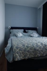 Ένα ή περισσότερα κρεβάτια σε δωμάτιο στο Niebieski apartament w Wileńska Park i prywatne miejsce w garażu podziemnym