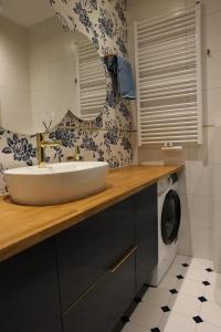 Ένα μπάνιο στο Niebieski apartament w Wileńska Park i prywatne miejsce w garażu podziemnym