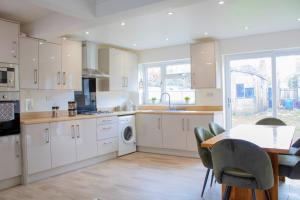 Kuchyň nebo kuchyňský kout v ubytování Harvard House, Stylish 3 Bedroom House in Solihull 5 mins to the NEC, BHX ,JLR with free parking
