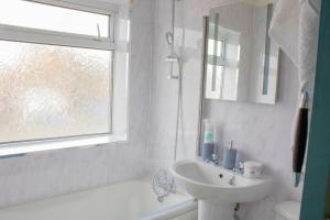 Koupelna v ubytování Harvard House, Stylish 3 Bedroom House in Solihull 5 mins to the NEC, BHX ,JLR with free parking + 28 fotografií