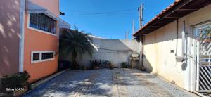 an alley with a palm tree in a building at Quarto individual in Mogi das Cruzes +9 photos