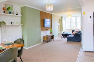 Posezení v ubytování Harvard House, Stylish 3 Bedroom House in Solihull 5 mins to the NEC, BHX ,JLR with free parking