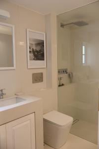 un bagno bianco con un water e un lavandino di Geoffrey Bawa's Home Number 11 a Colombo