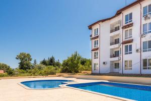 un apartamento con piscina frente a un edificio en Апартамент Danili нов двустаен апартамент с басейн и паркомясто в гр Бяла, en Byala