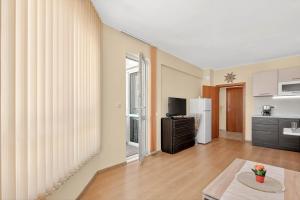 Una habitación con cocina y sala de estar. en Апартамент Danili нов двустаен апартамент с басейн и паркомясто в гр Бяла, en Byala