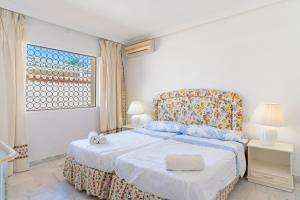 Un dormitorio con una cama y una ventana en Exclusive Villa Elmessidor, en Marbella 20 fotos más